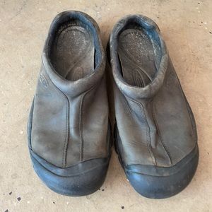 Keen slip on black leather